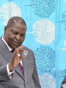 Tensions politiques en République centrafricaine : Fidèle Gouandjika critique le gouvernement