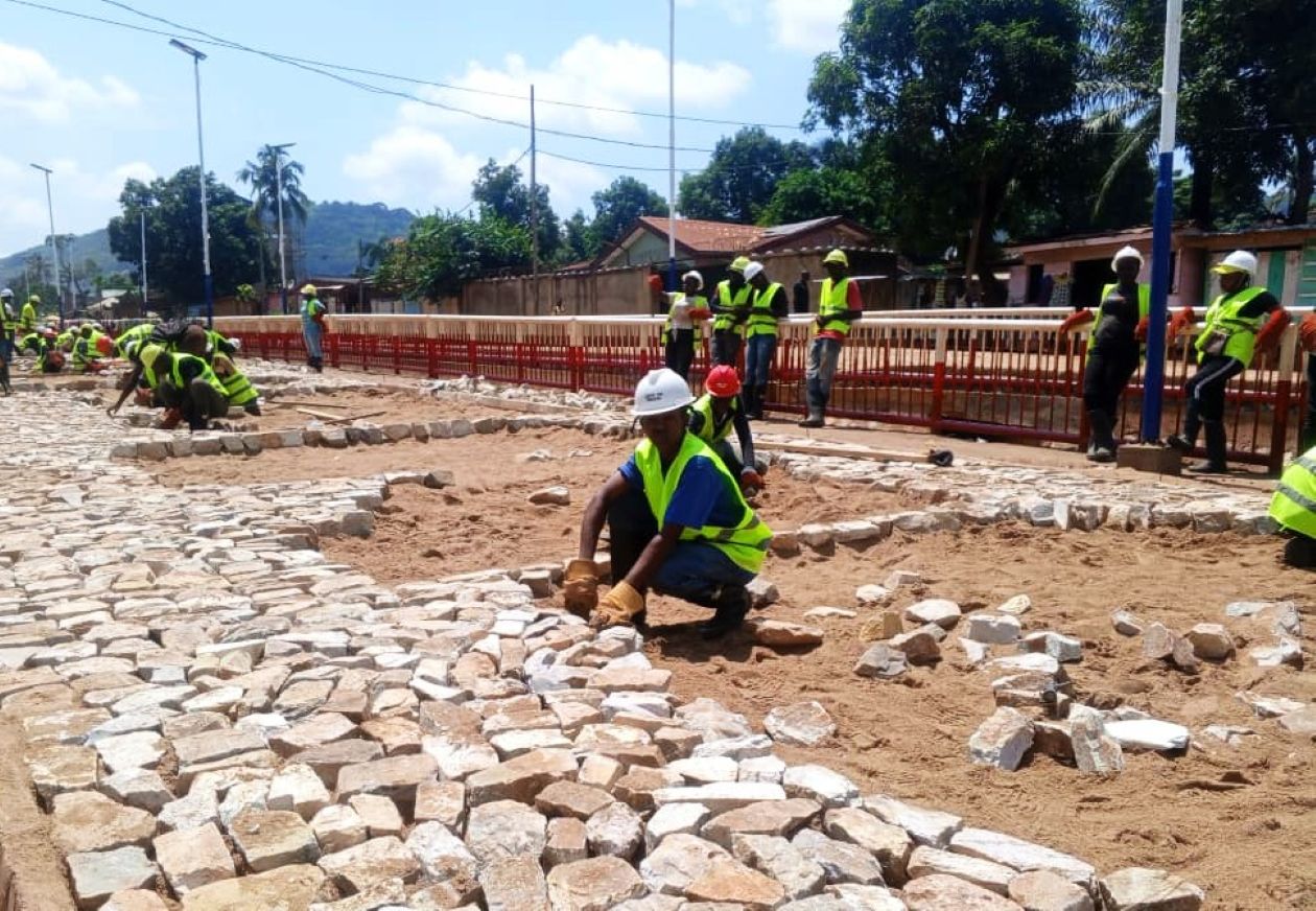 Bangui : Le pavage en pierres, une solution anti-inondation qui divise