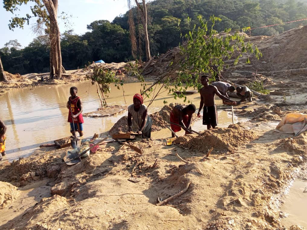 Trois morts dans un glissement de terrain sur un site minier artisanal